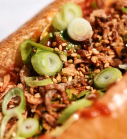 Daily Dog Hot Asian hotdog met kimchi en saus
