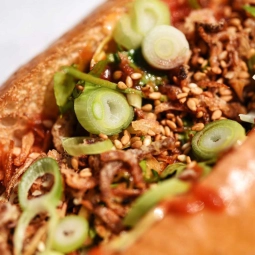 Daily Dog Hot Asian hotdog met kimchi en saus