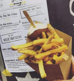 Daily Dog chef presenteert een gourmet hotdog