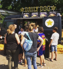 Publiek bij Daily Dog foodtruck op een event