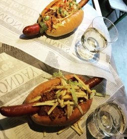 Portie Daily Dog frites wordt geschept