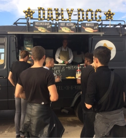 Daily Dog foodtruck op een festival met service