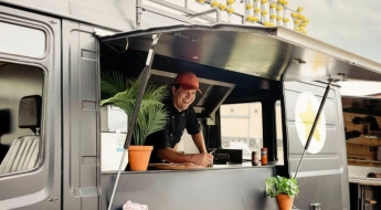 Chef Bob bereidt gourmet hotdogs bij Daily Dog