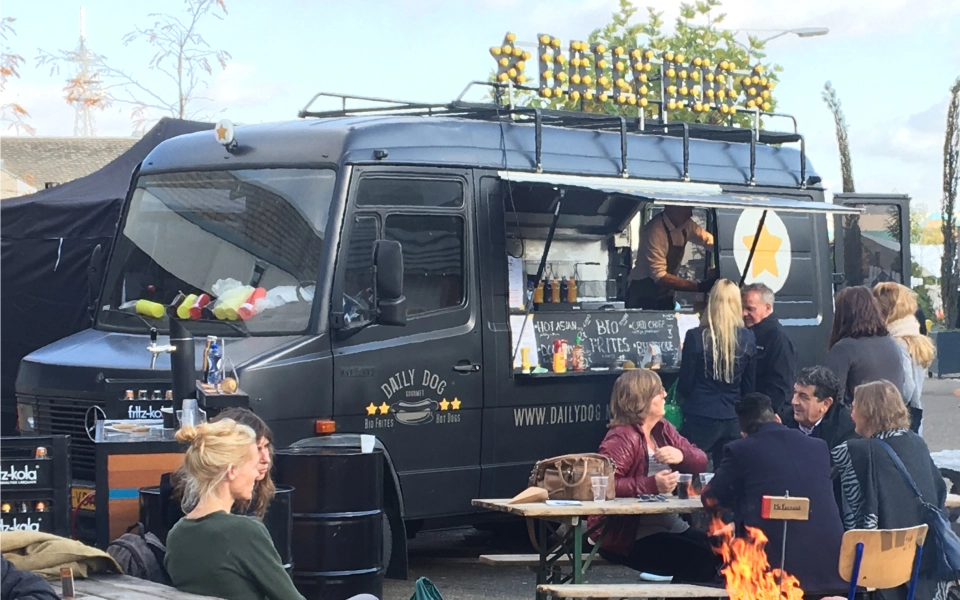 Daily Dog foodtruck van opzij gezien