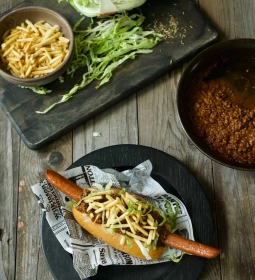 Daily Dog chef proeft en bereidt hotdogs
