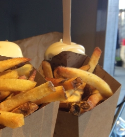 Portie handgesneden frites in de schil van Daily Dog