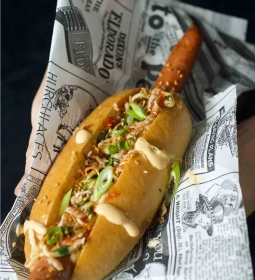 Daily Dog Hot Asian Dog met kimchi en toppings