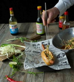 Daily Dog chef bereidt hotdogs in de keuken van de foodtruck