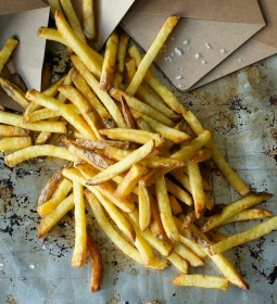 Portie handgesneden Daily Dog frites in de schil