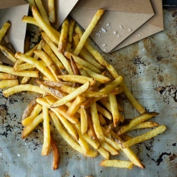 Portie handgesneden Daily Dog frites in de schil